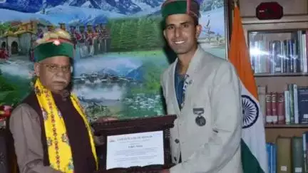 कल्पा: एवरेस्टर अमित नेगी को हिमाचल प्रदेश के राज्यपाल ने किया सम्मानित, जिले के लिए गर्व का पल