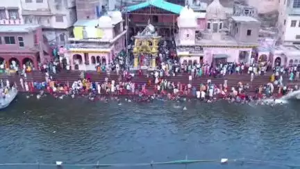 मथुरा: गंगा दशहरा पर्व पर श्रद्धालुओं ने लगाई आस्था की डुबकी