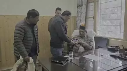 कल्पा: केबिनेट मंत्री जगत सिंह नेगी से मिले उद्यान विभाग के अधिकारी, प्राकृतिक शहद से कराया अवगत