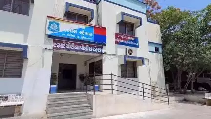 ચોટીલા: ચોટીલા કુંભારા ગામે 1296 દારૂની બોટલ સાથે 1 ઝડપાયો છે એલસીબી ટીમે દારૂ સહિત રૂ.4,34,600નો મુદ્દામાલ જપ્ત કર્યો છે