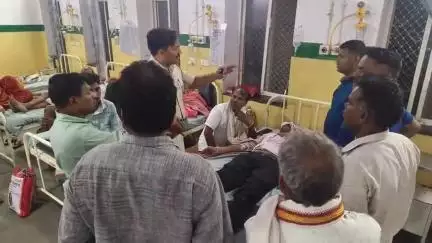 प्रतापगढ़: NH 56 सुहागपुरा थाने के सामने अज्ञात वाहन ने बाइक सवार लाइनमैन को टक्कर मारी, जिला चिकित्सालय में उपचार जारी