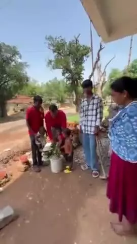 विश्व पर्यावरण दिवस के अवसर पर पौधारोपण करते हुए