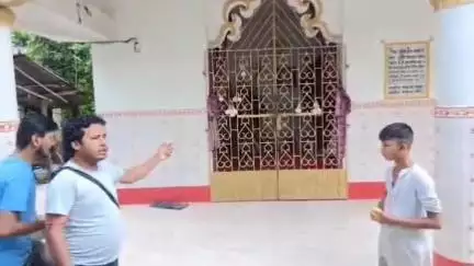 বালুরঘাট: বালুরঘাট পুরসভার নামাবঙ্গী এলাকায় একটি মন্দিরের তালা ভেঙে মায়ের সোনা ও রূপার অলংকার চুরির ঘটনায় চাঞ্চল্য ছড়ালো