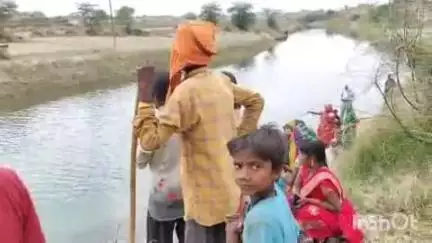 बिंदकी: भैरमपुर गांव के समीप रिंद नदी में डूबे किशोर का शव लगभग 22 घंटे बाद मिला, पुलिस ने पोस्टमार्टम के लिए भेजा