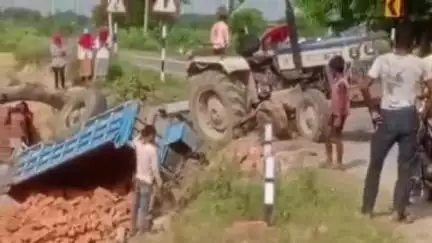 भिनगा: नथुनिया मोड़ पर ईट लोडेड ट्रॉली ईट उतारते समय अनियंत्रित होकर गड्ढे में पलटी, चालक और परिचालक बाल-बाल बचे