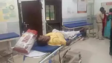 मऊ: रेलवे स्टेशन पर पैसेंजर ट्रेन में बेहोशी की हालत में मिला यात्री, मचा हड़कंप, आरपीएफ पुलिस कर्मियों ने कराया भर्ती