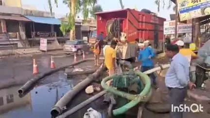 पलवल: अलीगढ़ मार्ग पर सीवर ओवरफ्लो से सड़क पर पानी, रातों-रात करवाई गई सफाई