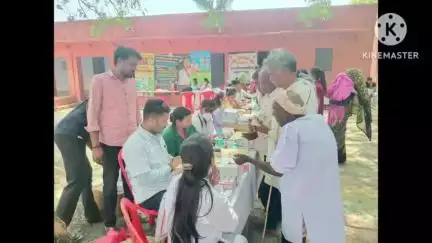 पिछोर: विधायक के निर्देश पर पिछोर के ग्राम वीरा में आदिवासियों को गांव में ही मिला उपचार, आयोजित हुआ कैंप