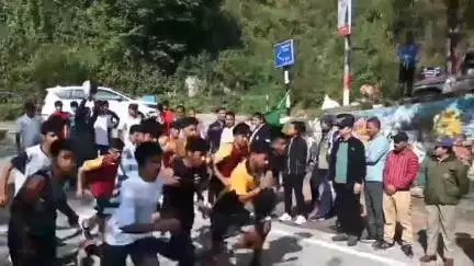 टिहरी: विश्व पर्यावरण दिवस पर नई टिहरी के डाईजर से बौराडी तक दौड़ का आयोजन, सीडीओ ने हरी झंडी दिखाकर किया रवाना