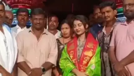 భీమవరం: పట్టణంలో హీరోయిన్ అనన్య నాగెళ్ల సందడి, విజయ గణపతి ఆలయాన్ని దర్శించుకున్న నటి