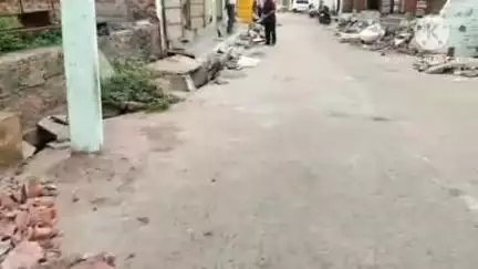 आसपुर: कतिसौर गांव में जेसीबी से तोड़ी गई सीढ़ियां और दुकानें, लाखों का हुआ नुकसान