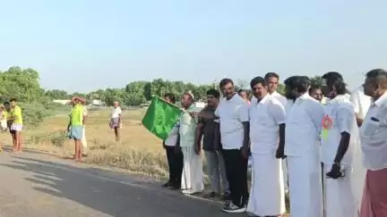விளாத்திகுளம்: ஆற்றங்கரை கிராமத்தில் கோவில் கொடை விழாவை முன்னிட்டு நடைபெற்ற மாட்டுவண்டி பந்தயத்தை ஜி.வி.மார்க்கண்டேயன் MLA துவக்கி வைத்தார்