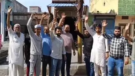 हसनपुर: बिजली के पोल हुए क्षतिग्रस्त, हसनपुर के मोहल्ला लालबाग के लोगों ने बिजली विभाग के खिलाफ किया प्रदर्शन #jansamasya