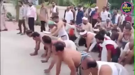 (नरसिंहपुर,मप्र) मूंग खरीदी की माँग को लेकर ये  किसानों ने किया प्रदर्शन,घुटने पर चलकर एसडीएम को सौंपा ज्ञापन।

जय किसान जय संविधान