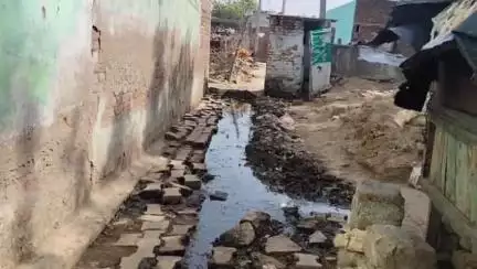 कौंच: आराजीलैन कसाई मंडी में सफाई व्यवस्था हुई ध्वस्त, नाला चौक होने से इलाके में हुआ गंदा जलजमाव, लोग परेशान #jansamasya