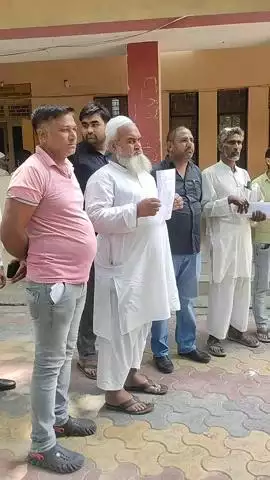 सरधना: कैली गांव में सरकारी जमीन पर दबंग ने बनाया रास्ता, विरोध करने पर ग्रामीणों को दी धमकी, एसडीएम से की शिकायत