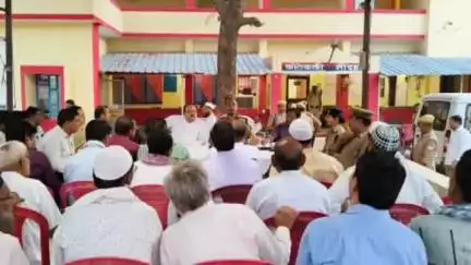 मौदहा: मौदहा में अपर पुलिस अधीक्षक ने बकरीद को लेकर धर्मगुरुओं व संभ्रांत नागरिकों के साथ की मीटिंग