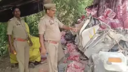 बस्ती: फुटहिया ओवर ब्रिज के पास अनियंत्रित ट्रक ने पिकअप पर पलटी, पिकअप चालक की हुई मौत