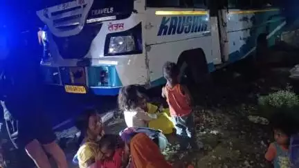 गया टाउन सीडी ब्लॉक: गया: चंदौती थाना क्षेत्र के नियाजीपुर पेट्रोल पंप के पास बस पलटने से 5 घायल, अस्पताल में भर्ती