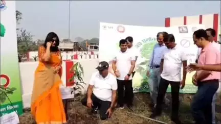धनबाद/केंदुआडीह: विश्व पर्यावरण दिवस पर धनबाद के डीआरएम ने स्टेशन के दक्षिणी छोर पर किया पौधारोपण, लोगों को किया जागरूक