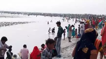 गंगा दशहरा के मौके पर शहवाजपुर गंगा घाट पर हजारों श्रद्धालुओं ने लगाई आस्था की डुबकी