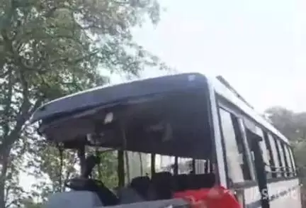 कैसरगंज: घाघरा घाट रेलवे स्टेशन के पास दो वाहनों की टक्कर में 9 लोग घायल हुए