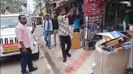 सतना रेल्वे स्टेशन रोड पर अतिक्रमण विरोधी मुहिम, नगर निगम दस्ते ने दुकानदारों का सामान किया ज़ब्त
