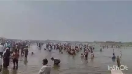 मीरगंज: गंगा दशहरा पर गोरा लोकनाथपुर घाट पर श्रद्धालुओं का उमड़ा आस्था का जनसैलाब, तड़के सुबह लगाई गंगा में डुबकी