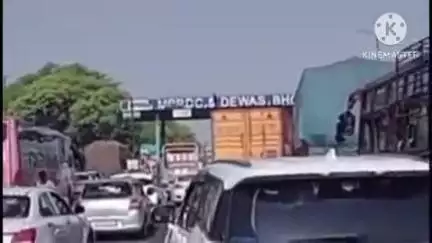 हुज़ूर: भोपाल-इंदौर हाईवे पर जाम से घंटों फंसे रहे सैकड़ों वाहन
