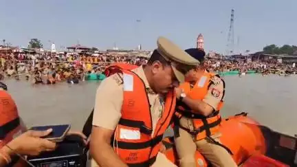 हापुड़:गंगा दशहरा को सकुशल संपन्न कराए जाने के दृष्टिगत SP द्वारा ब्रजघाट का नाव द्वारा भ्रमण कर आवश्यक दिशा-निर्देश दिय