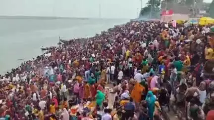 बाढ़: गंगा दशहरा पर बाढ़ के उमानाथ में उमड़ी भीड़, हज़ारों श्रद्धालुओं ने गंगा में लगाई डुबकी