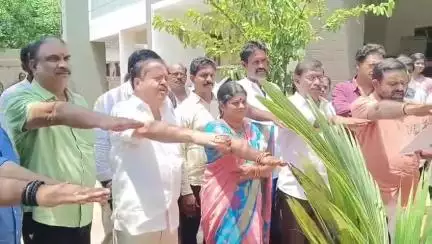 పర్యావరణ పరిరక్షణకు ప్రతి ఒక్కరు మొక్కలు నాటాలి రూరల్ ఎమ్మెల్యే పంతం నానాజీ.