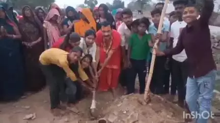 बटियागढ़: बटियागढ़ के कबीरपुर में श्री हनुमान जी मंदिर निर्माण कार्य का शुभारंभ, भूमिपूजन कर ध्वज लगाया गया