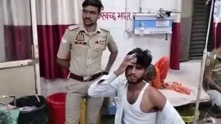 हाथरस: गांव नया नगला में 2 पक्षों के बीच झगड़े व खूनी संघर्ष में 2 युवक गंभीर रूप से घायल, एम्बुलेंस से लाया गया अस्पताल