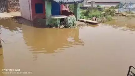 झांसी: पाल कॉलोनी रेलवे क्रॉसिंग के पास सड़क पर हो रहा जलभराव, क्षेत्रवासियों ने DM कार्यालय में दिया ज्ञापन #jansamasya