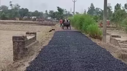 जमुनहा: कुम्हारन पुरवा से लाल कैंदुआ संपर्क मार्ग पर कम तारकोल डालकर सड़क निर्माण का आरोप, विभाग से जांच की मांग