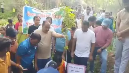 देवास नगर: विश्व पर्यावरण दिवस पर माता टेकरी में पौधारोपण कर की गई अभियान की शुरुआत, कलेक्टर और एसपी रहे मौजूद