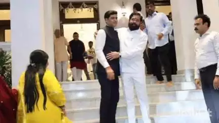 ठाणे: देशाच्या दहशतवाद विरोधी भूमिका मांडण्यासाठी गेलेले शिष्टमंडळ मायदेशी परतले,खा.श्रीकांत शिंदे यांचे औक्षण करून स्वागत