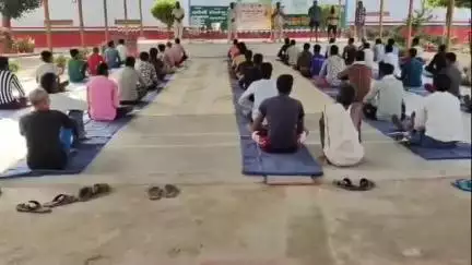 शाहजहांपुर: जिला जेल में योग शिविर का किया गया आयोजन, मास्टर ट्रेनर ने बंदियों को कराया योगाभ्यास