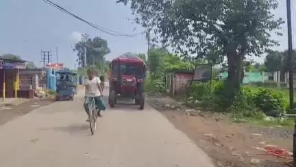 লালগোলা: ভবানীপুর মোড়ে ওভারলোড পাথর বোঝাই ট্রাক্টর নয়নঝুলিতে উল্টে গিয়ে বিপত্তি