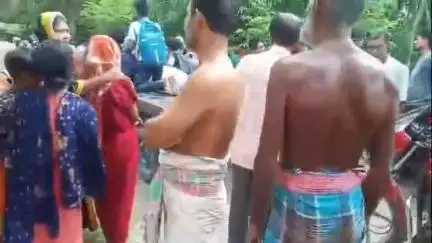 হাসনাবাদ: কোণানগরে চাষের জমি থেকে মাটি কেটে দেওয়া হচ্ছে রাস্তায়, ঠিকাদারকে ঘিরে বিক্ষোভ গ্রামবাসীদের #jansamasya