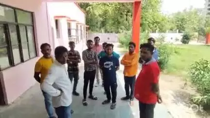 लखीमपुर: लालपुर बैरियर के धर्म कांटे के पास सब्जी लेने गए ग्रामीण को अज्ञात चार पहिया वाहन ने मारी टक्कर, मौके पर हुई मौत