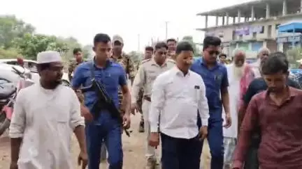 বোলপুর-শ্রীনিকেতন: গ্যাস সিলিন্ডার ফেটে আহতদের বোলপুরের বেসরকারি হাসপাতালে দেখতে এলেন জেলা পরিষদের সভাধিপতি