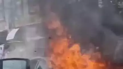 जयपुर: झोटवाड़ा इलाके में बीच सड़क पर BMW कार में लगी आग, चालक ने खुद को बचाया