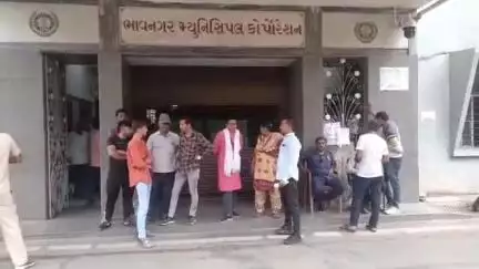 બોરતળાવ બાલવાટિકા પાસે લારી પાથરણા ધારકોને હટાવતા મોટી સંખ્યામાં શ્રમીકો મનપા કચેરી ખાતે દોડી આવ્યા #Jansamasya