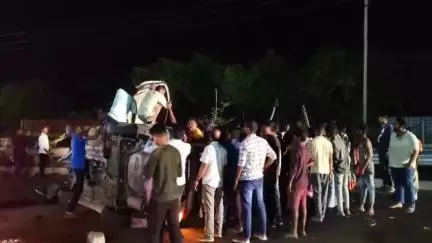 భూపాలపల్లి: పట్టణంలోని స్థానిక పెట్రోల్ బంక్ సమీపంలో అదుపుతప్పి బోల్తా పడ్డ కారు, తప్పిన ప్రమాదం