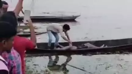 बैरिया: बैरिया थाना क्षेत्र के सरेया मन में डूबे युवक का मिला शव, ग्रामीण गोताखोरों ने 17 घंटे बाद निकाला