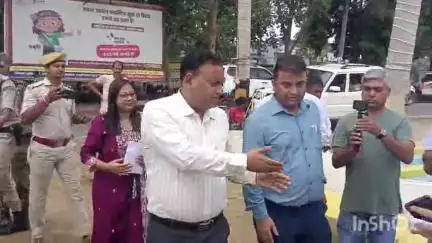 लखीसराय: नया बाजार परिया पोखर के पास विश्व पर्यावरण दिवस पर डीएम ने किया वृक्षारोपण, पर्यावरण संरक्षण का दिया संदेश