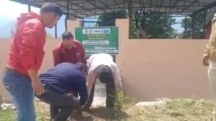चमोली: अपर जिलाधिकारी/उप जिला निर्वाचन अधिकारी ने निर्वाचन कार्यालय परिसर और ईवीएम वेयरहाउस परिसर में फलदार वृक्ष का रोपण किया