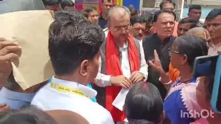 मुंगेर: आशा कार्यकर्ताओं ने सदर अस्पताल में मंत्री का जमकर विरोध प्रदर्शन किया